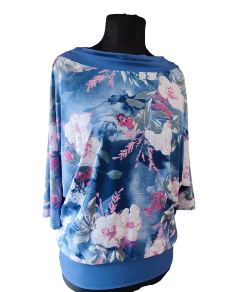 Niebieska bluzka kimono z marszczonym dekoltem - wzór w kwiaty